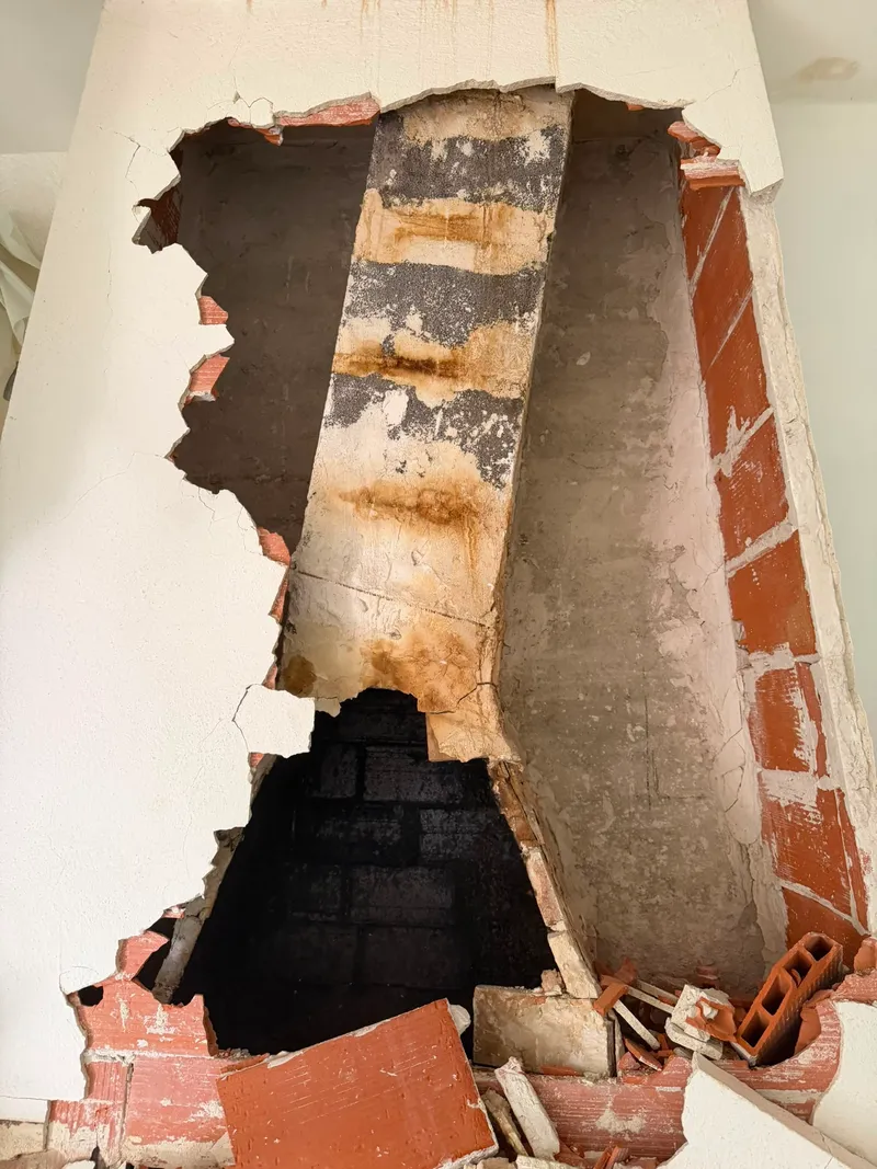 Structure interne de la hotte ouverte laissant apparaître le conduit de cheminée